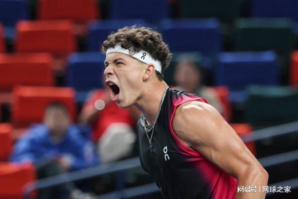 围绕着莱万与凯恩的转会传闻大家觉得拜仁会同意吗？