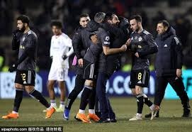 周末足坛激烈对决，拜仁、曼城、巴萨、AC米兰分别取得胜利，上演精彩绝杀。